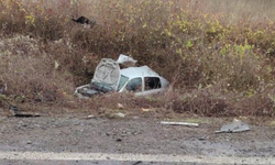 Karşı şeride geçen otomobil ticari araçla çarpıştı