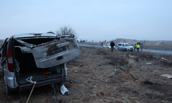 Kontrolden çıkan hafif ticari araç takla attı