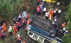 Otobüs uçuruma yuvarlandı: 15 ölü, 19 yaralı