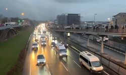 İstanbul yağmurlu bir güne uyandı, trafik yoğunluğu yüzde 80 oldu
