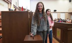 Eskişehir'de meclis kürsüsünde çocuklar var: O çalıştay için sandığa gittiler!