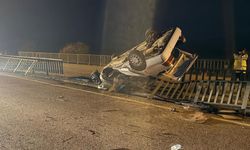 Köprü demirlerine çarpan araç hurdaya döndü: 1 ölü, 3 yaralı