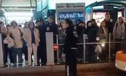 Eskişehir’de tramvay durağında yapılan konuşma gündem oldu: Polis memuru görevden uzaklaştırıldı