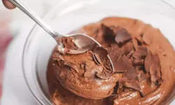 Sadece 2 malzemeli çikolatalı mousse tarifi, mikser bile gerektirmiyor