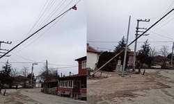 Eskişehir'de tehlikeli anlar: Dev bayrak direği elektrik tellerinin üzerine devrildi