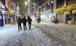 Çatıdan düşen buz sarkıtı yoldan geçen bir kişiyi yaraladı