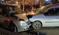 İki araç kafa kafaya çarpıştı: 3 yaralı