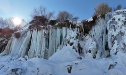 Erzincan’da doğa dondu, Girlevik Şelalesi buz kesti