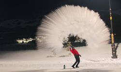 Erzurum'da kaynar su havada dondu