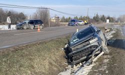 Otomobil ile cip çarpıştı: 3 yaralı