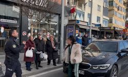 Trafikte tehlikeli anlar: Genç kız ortalığı birbirine kattı