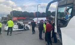 Yolcu otobüsü ile otomobil çarpıştı: 3 yaralı