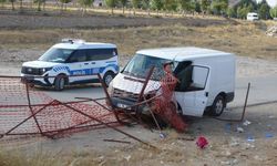 Kazada kafasına demir korkuluk saplanan sürücü kurtarılamadı