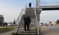 Çevre yolu ikiye böldü: Yaşlılar ve engelliler karşıya geçemiyor