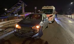 Köprüde kayan otomobil önce servis aracına, ardından bariyerlere çarptı