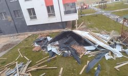 Eskişehir’de korku dolu anlar: Uçan çatı dairenin içine girdi!