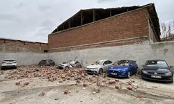 Eskişehir’de fırtına dehşeti: Çatı duvarı otoparka devrildi 6 araç hasar gördü!
