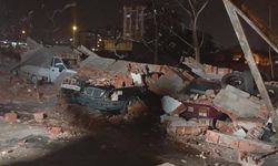 Bursa'da lodos duvarı devirdi: Altında kalan 10 araç hasar gördü