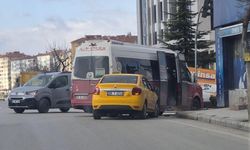Eskişehir’de taksi dolmuşa çarptı: Korkutan kaza ucuz atlatıldı!