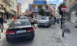 Eskişehir’de hatalı park trafiği felç etti: Sürücüler tepki gösterdi