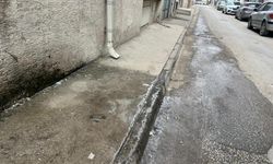 Eskişehir’de klima tahliyesi buz tuttu: Kaldırımda yürüyen yayalar için tehlike