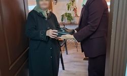 Eskişehirli muhtardan ayakkabısız kadına destek!