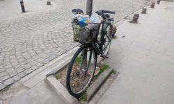 Eskişehir'de tepki çeken görüntü: Bisikleti çöp kutusuna çevirdiler