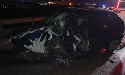 Sabah saatlerinde korkunç kaza: Bariyerlere çarpan araçta 2 kişi ağır yaralandı