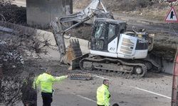 Ankara'da facianın eşiğinden dönüldü: Tırdaki kepçe köprüye takılıp yola düştü!