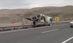 Eskişehir yolunda feci kaza: Tekeri patlayan vinç bariyere çarpıp karşı şeride geçti!