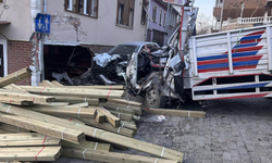 Kamyon dükkana daldı, 2 kişi hayatını kaybetti