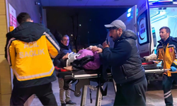 Halk minibüsü anne ve kızına çarptı