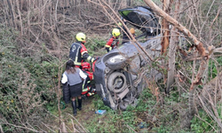 Otomobil şarampole uçtu: Anne ve kızı yaralandı