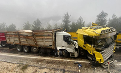 Feci kaza: Tır ile kamyon kafa kafaya çarpıştı