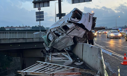 Freni boşalan kamyon dehşet saçtı