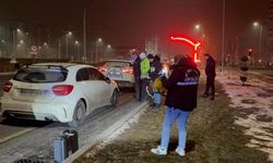 Polise çarpıp kaçan şahıs, olay yerine gelince yakayı ele verdi: 1’i polis 2 yaralı