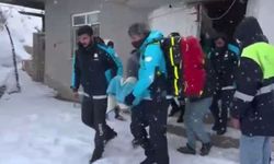 Sağlık ekipleri zorlu kar yolculuğunun ardından hastaya ulaştı