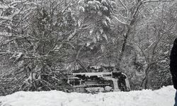 Ambulans dere yatağına yuvarlandı