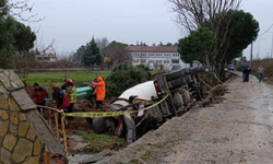 Zemin çökünce beton mikseri devrildi: 1 ölü, 1 yaralı