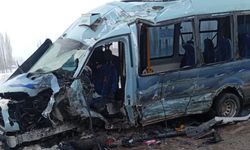 Yüksekova’da yolcu minibüsü ile otobüs çarpıştı: Çok sayıda yaralı var