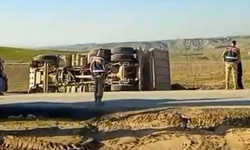 Hafriyat kamyonu devrildi: 1 yaralı