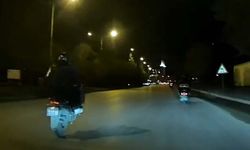 Motosikletinin önünü kaldırarak seyreden sürücü trafiği tehlikeye attı