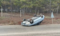 Eskişehir'de kaygan yolda takla atan araçtaki 2 kişi yaralandı