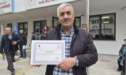 40 yıllık sigara bağımlısı 1 haftada kurtuldu: Eskişehir Valisi Yılmaz plaket takdim etti