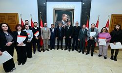 Gazeteciler basın kartlarını Vali Yılmaz'dan aldı