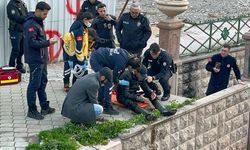 Porsuk Çayı’na düşen şahıs sarkıtılan iple çıkarıldı