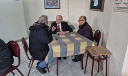 İnsanlara olan sevgi ve saygısından yıllardır takım elbise giyiyor