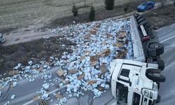 Eskişehir yolunda kaza: Devrilen tırdaki 25 ton süt çevreye dağıldı!