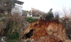 Heyelanla birlikte evlerin altındaki mağara ortaya çıktı