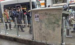 Eskişehir'de tramvay durağına yapıştırılan ilginç not güldürdü